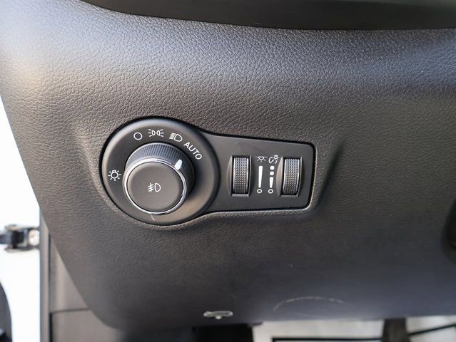 Used 2025 Jeep Compass Latitude w/ Sun & Sound Group image 38