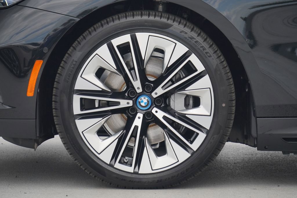 Used 2025 BMW i5 eDrive40i w/ Premium Package image 5