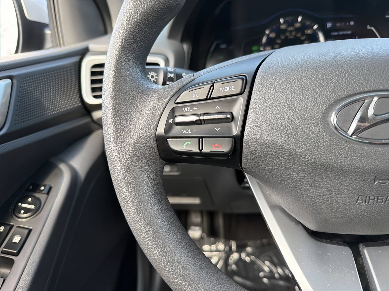 Used 2018 Hyundai Ioniq Blue FWD image 25