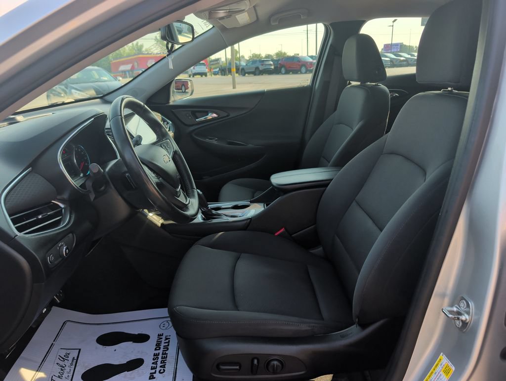 Used 2017 Chevrolet Malibu LT w/ Driver Confidence Package FWD image 8