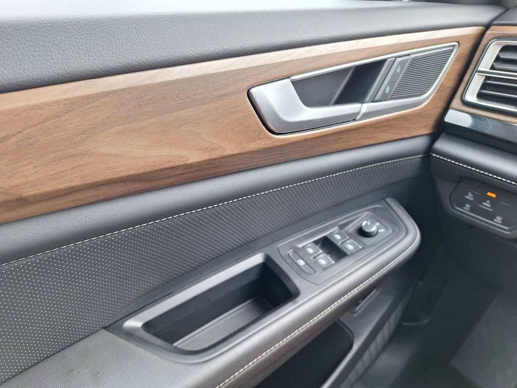 Used 2025 Volkswagen Atlas SE FWD image 16