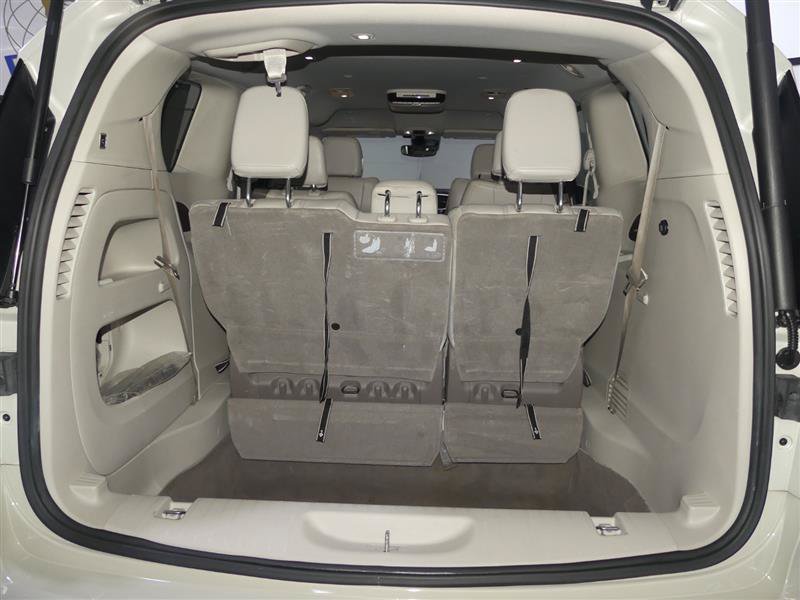 Used 2020 Chrysler Pacifica Touring-L w/ Tire & Wheel Group FWD image 9