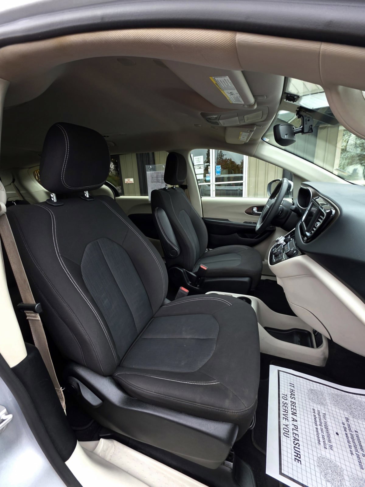 Used 2022 Chrysler Voyager LX FWD image 11