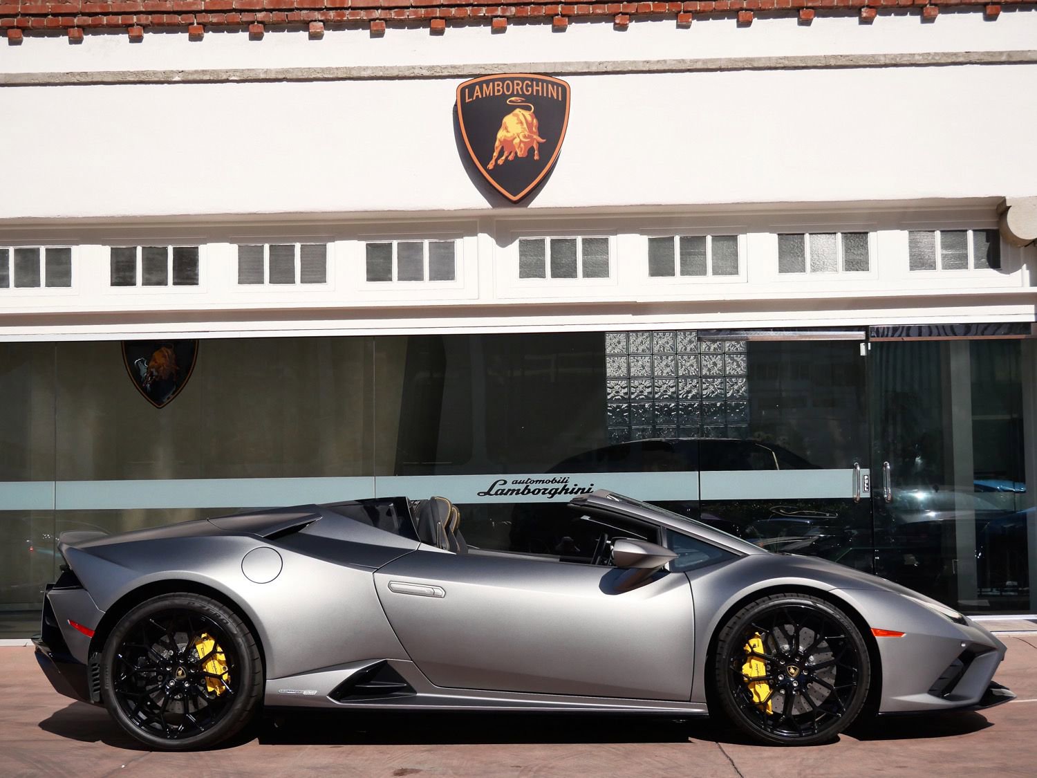 Used 2023 Lamborghini Huracan EVO image 2