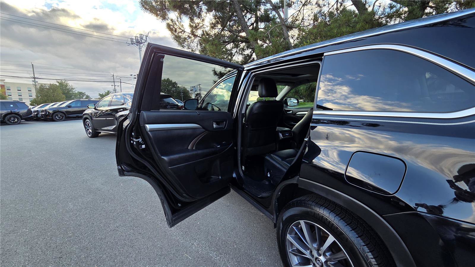 Used 2018 Toyota Highlander XLE AWD/4WD image 47