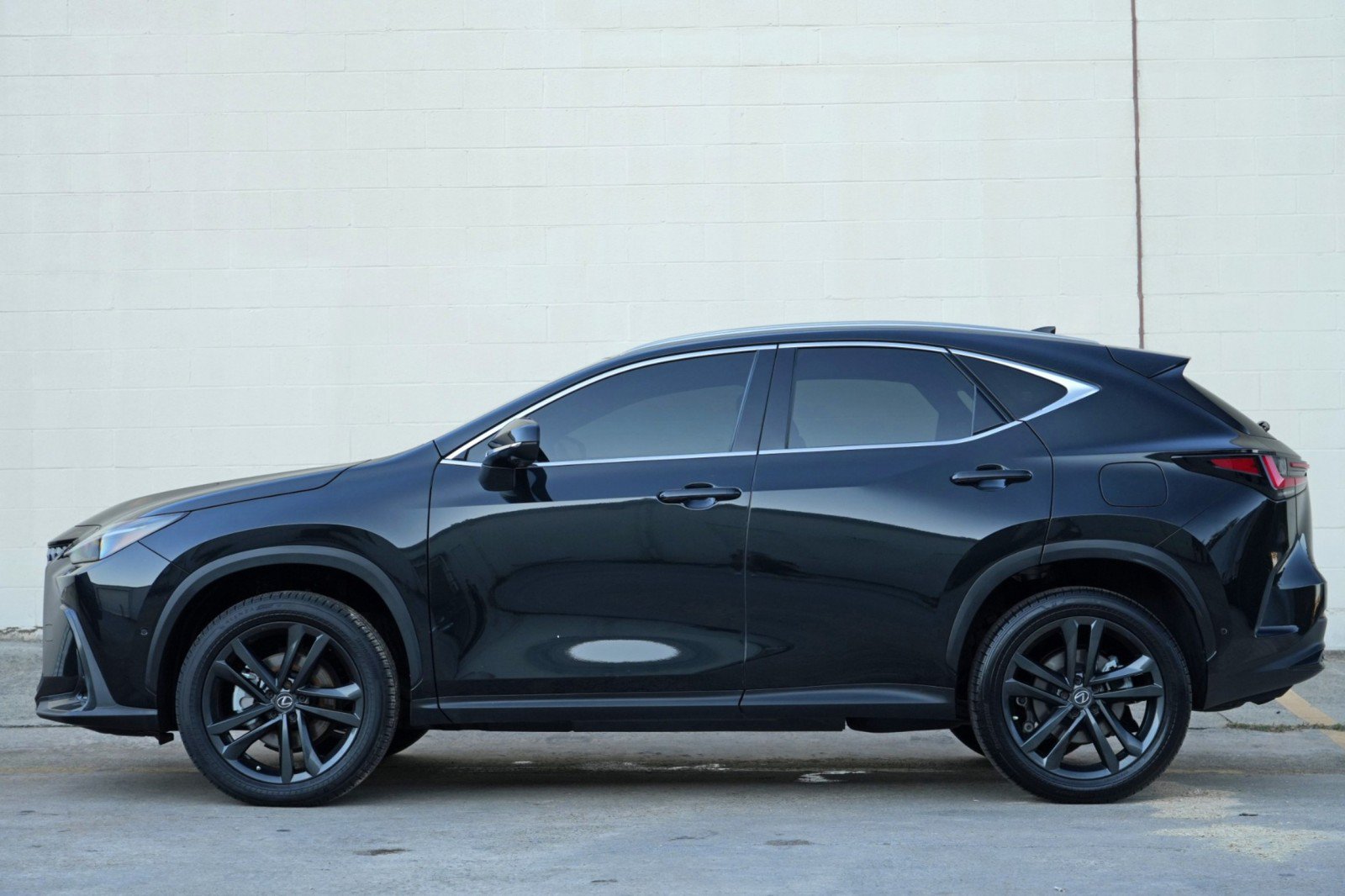 Used 2022 Lexus NX 450h+ AWD w/ Vision Package image 9