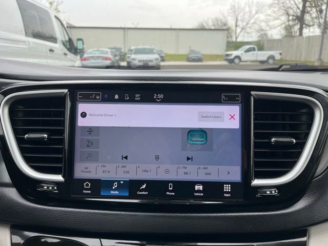 Used 2019 Chrysler Pacifica Touring-L FWD image 19