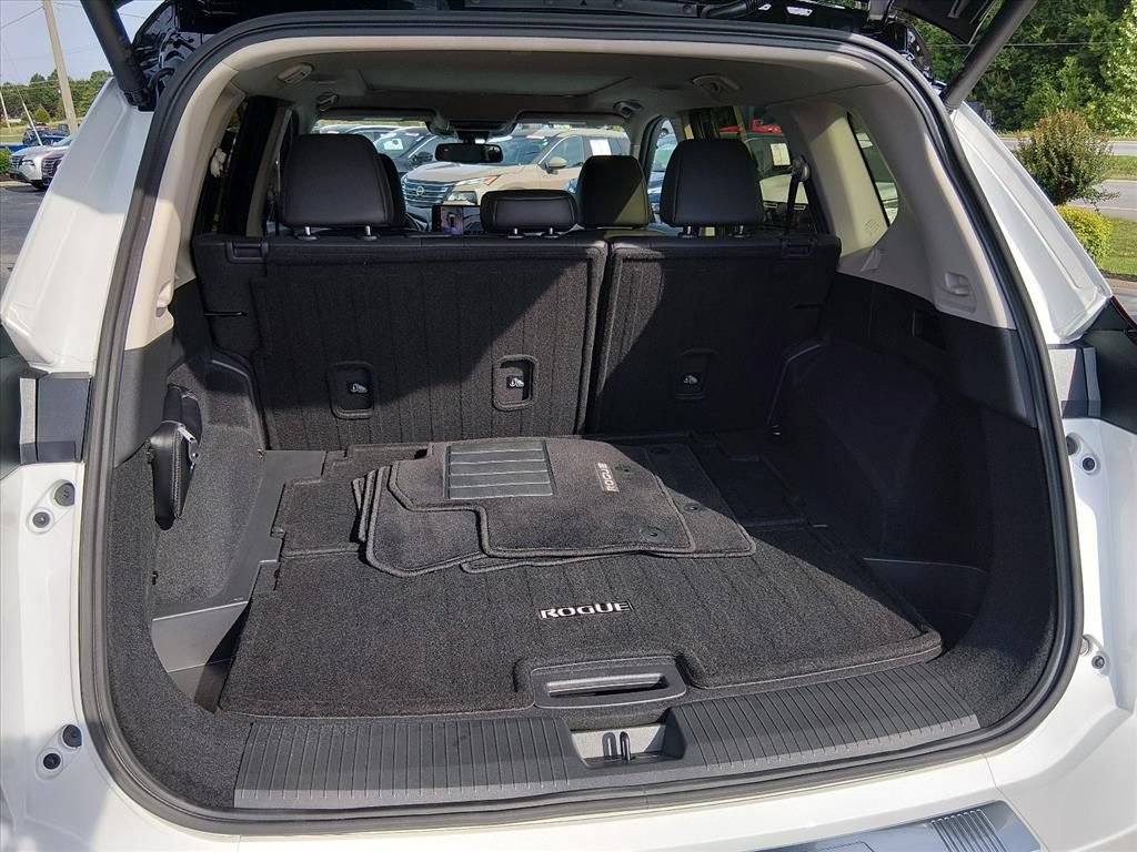 Certified 2025 Nissan Rogue Platinum w/ Tech Package FWD image 16
