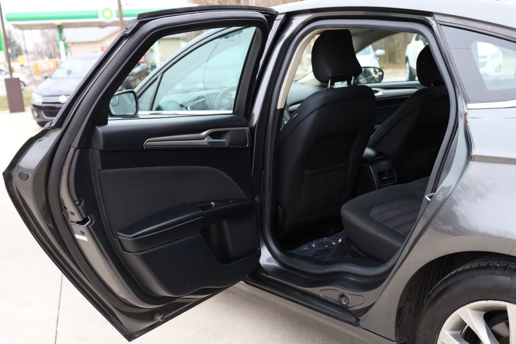 Used 2017 Ford Fusion SE w/ Fusion SE Technology Package image 16