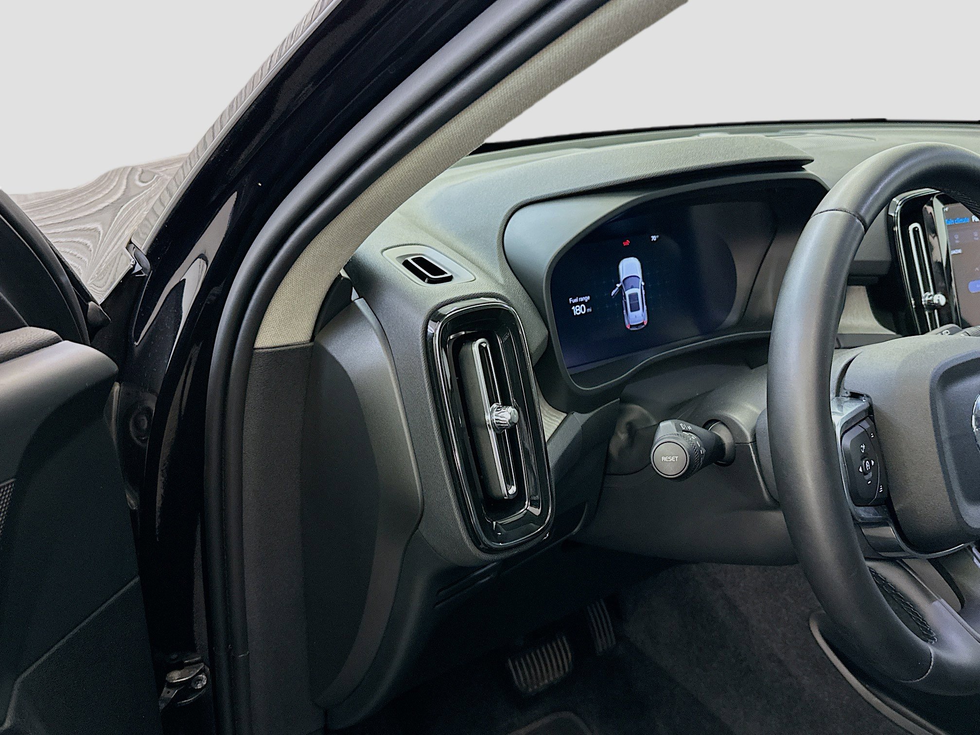 Used 2025 Volvo XC40 B5 Plus image 17