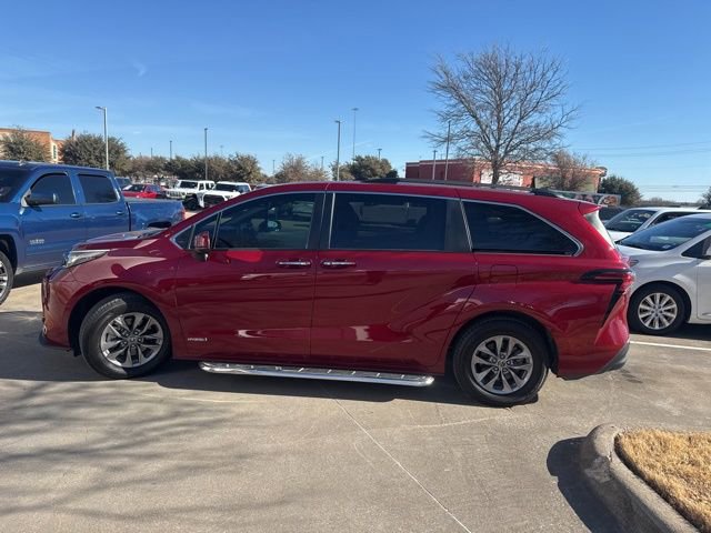 Used 2021 Toyota Sienna XLE image 6