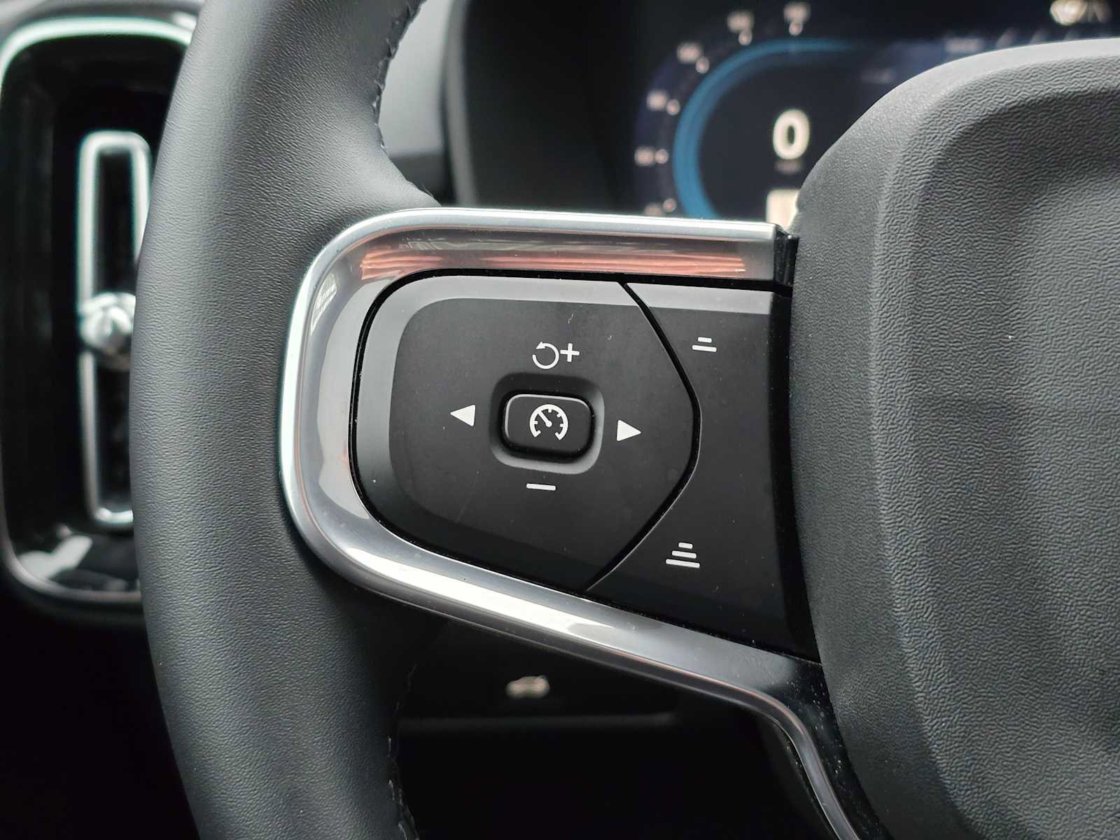 Certified 2025 Volvo XC40 B5 Plus image 30