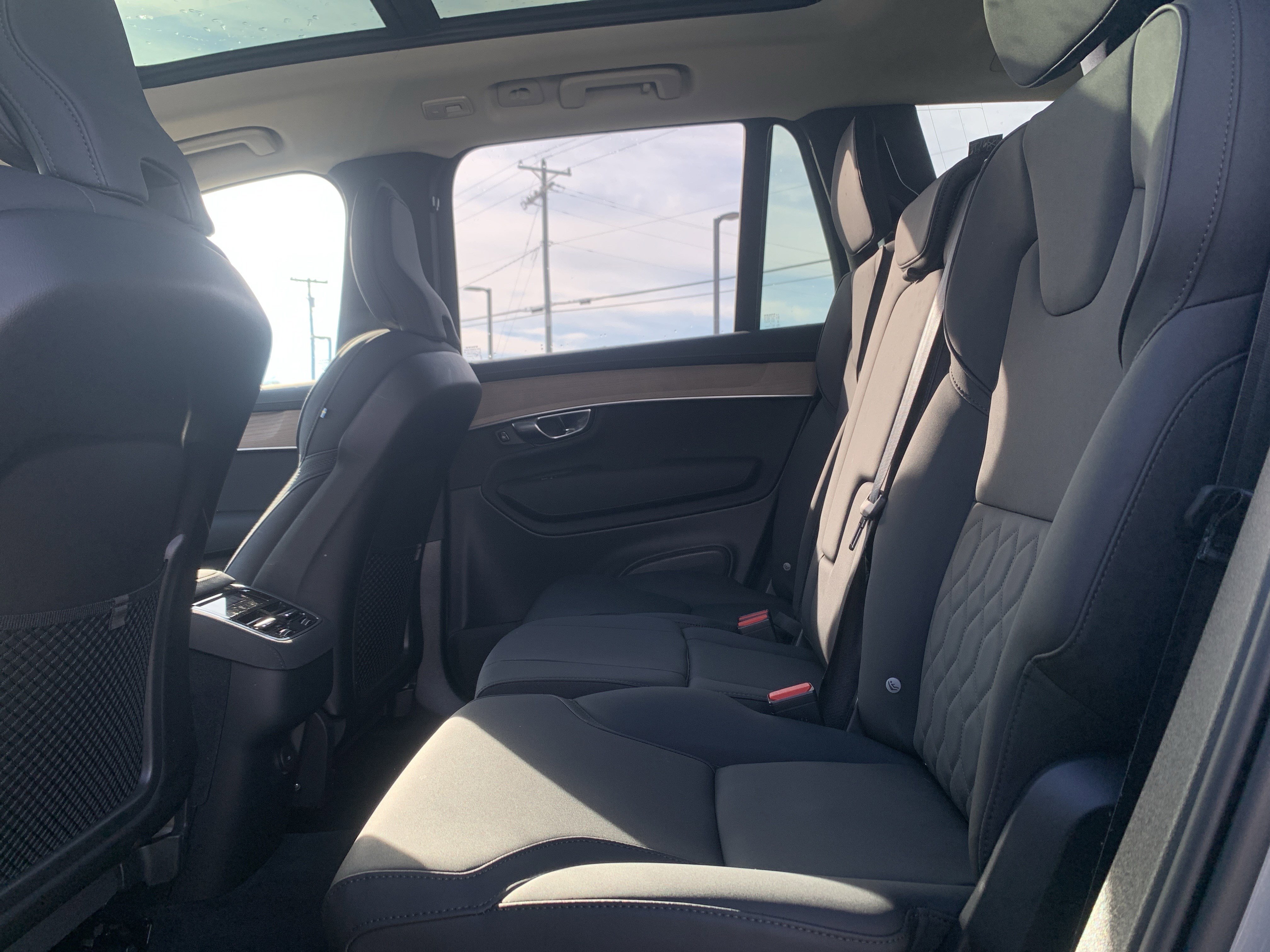 Used 2025 Volvo XC90 B6 Plus image 32