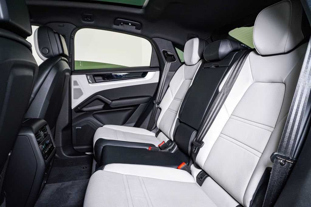 Certified 2025 Porsche Cayenne Coupe AWD/4WD image 17
