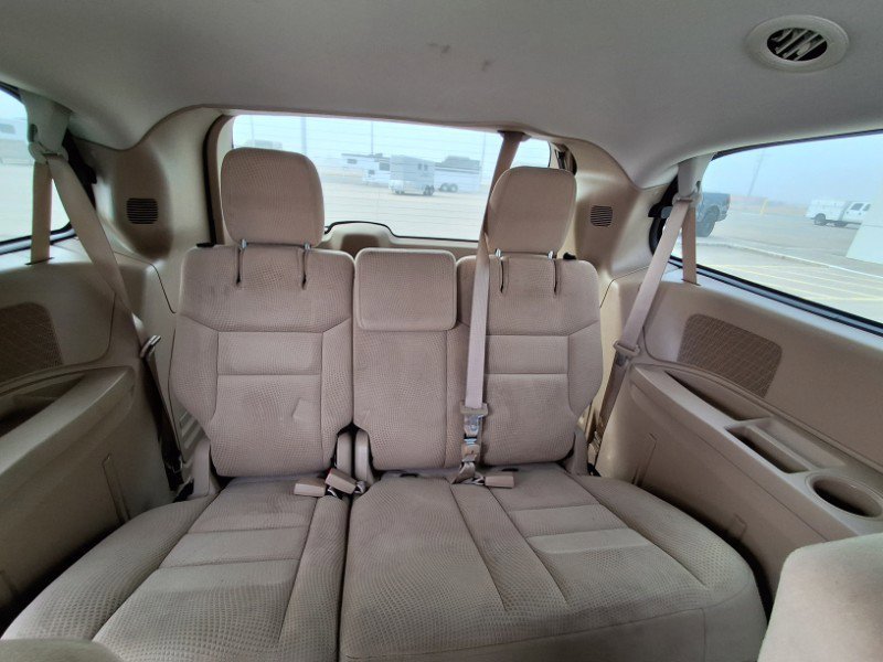 Used 2016 Dodge Grand Caravan SXT w/ UConnect Hands-Free Group image 17