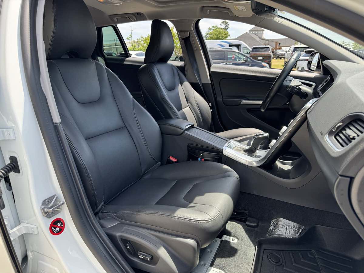 Used 2018 Volvo V60 T5 Cross Country AWD/4WD image 12