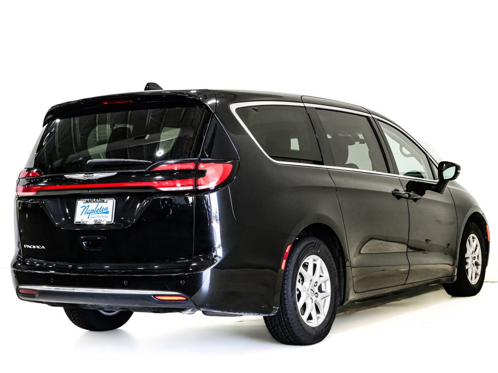 Used 2024 Chrysler Pacifica Touring-L FWD image 6