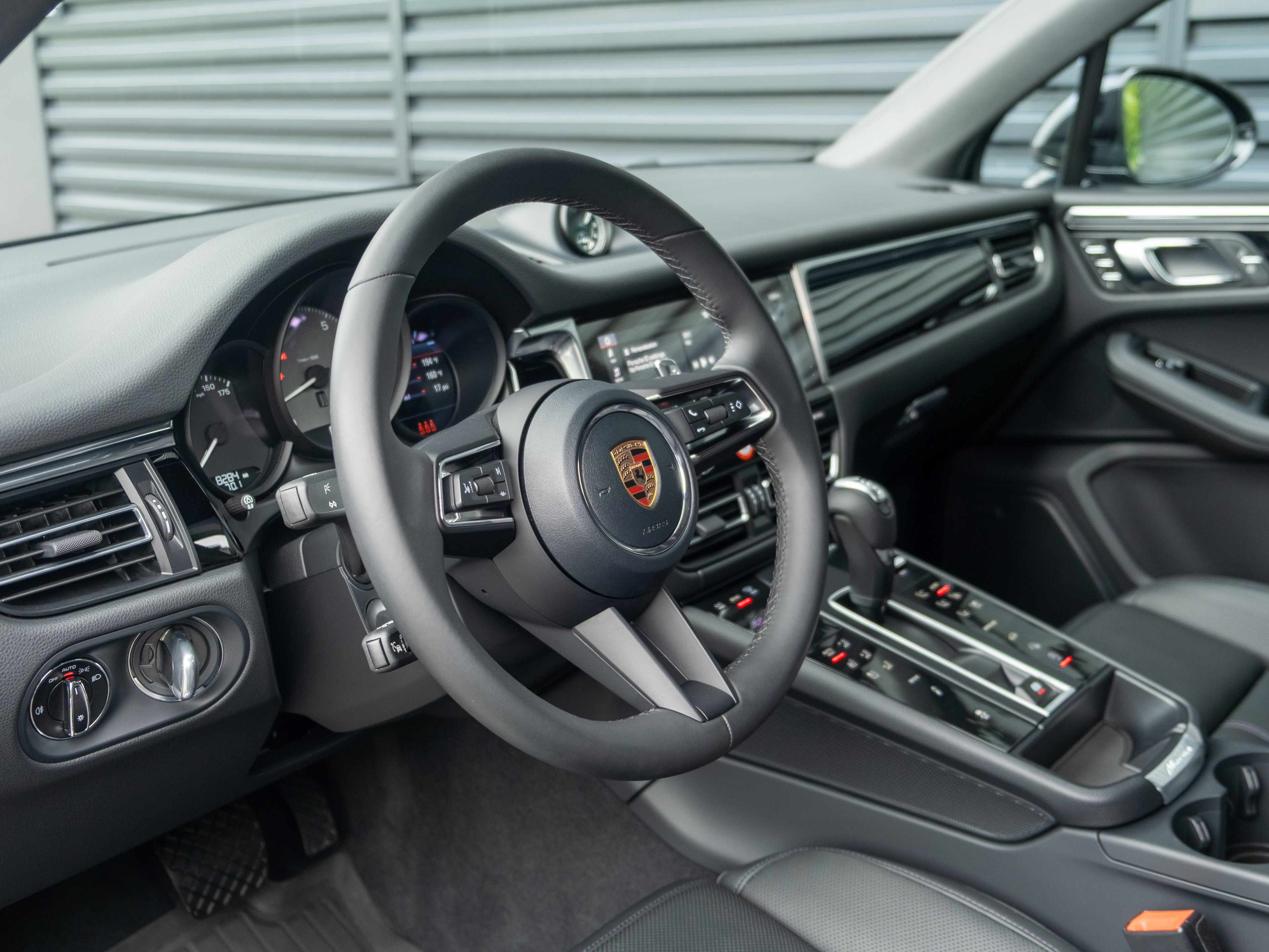 Certified 2025 Porsche Macan S AWD/4WD image 4