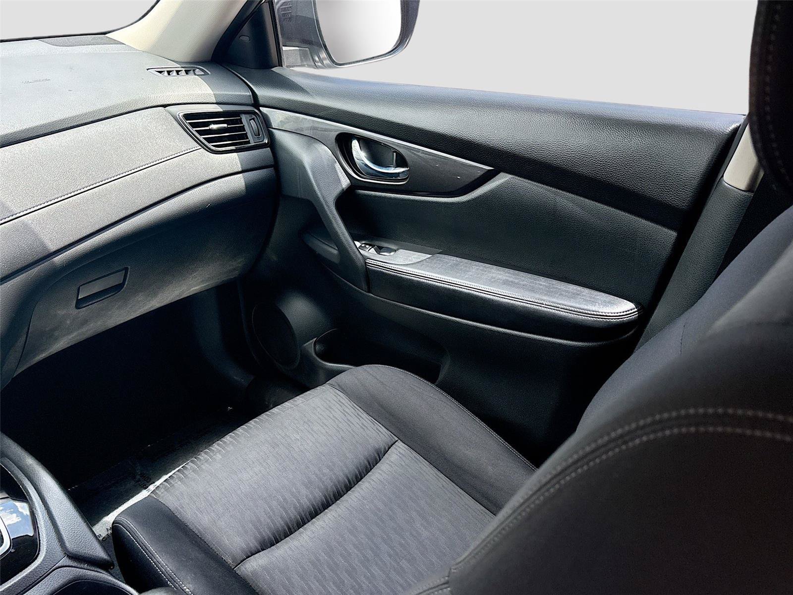 Used 2018 Nissan Rogue SV FWD image 23