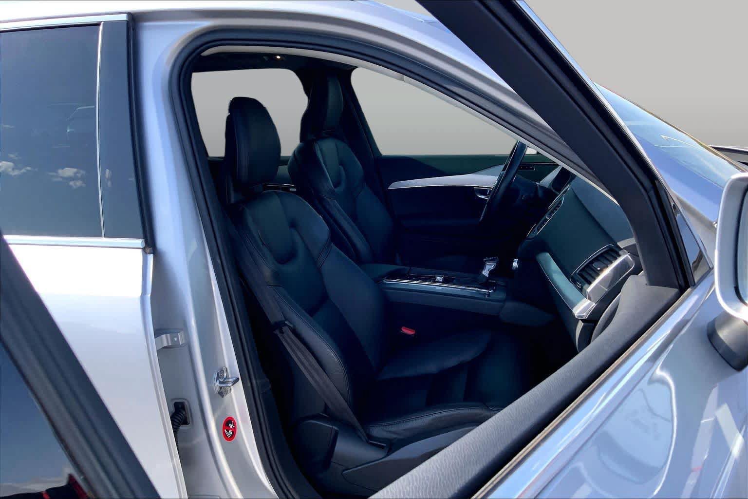 Used 2018 Volvo XC90 T5 Momentum w/ Convenience Package AWD/4WD image 9