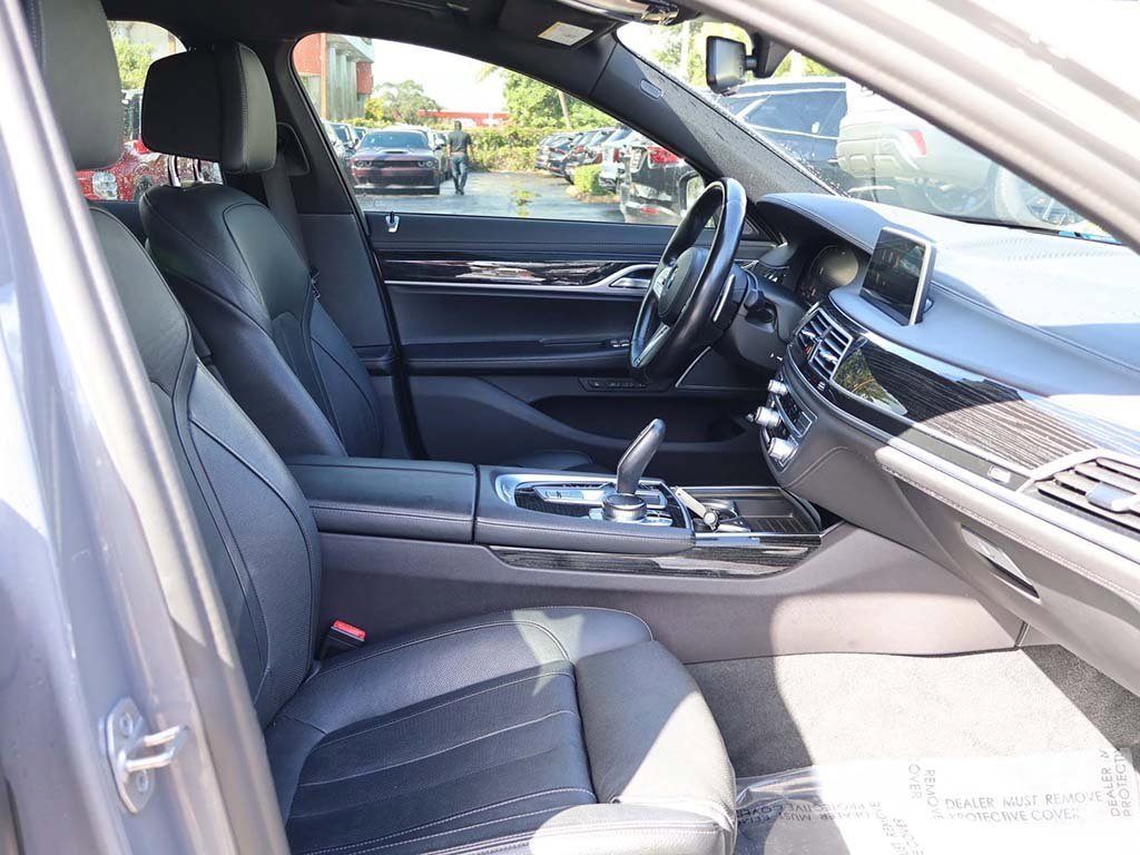 Used 2022 BMW 740i w/ M Sport Package image 32