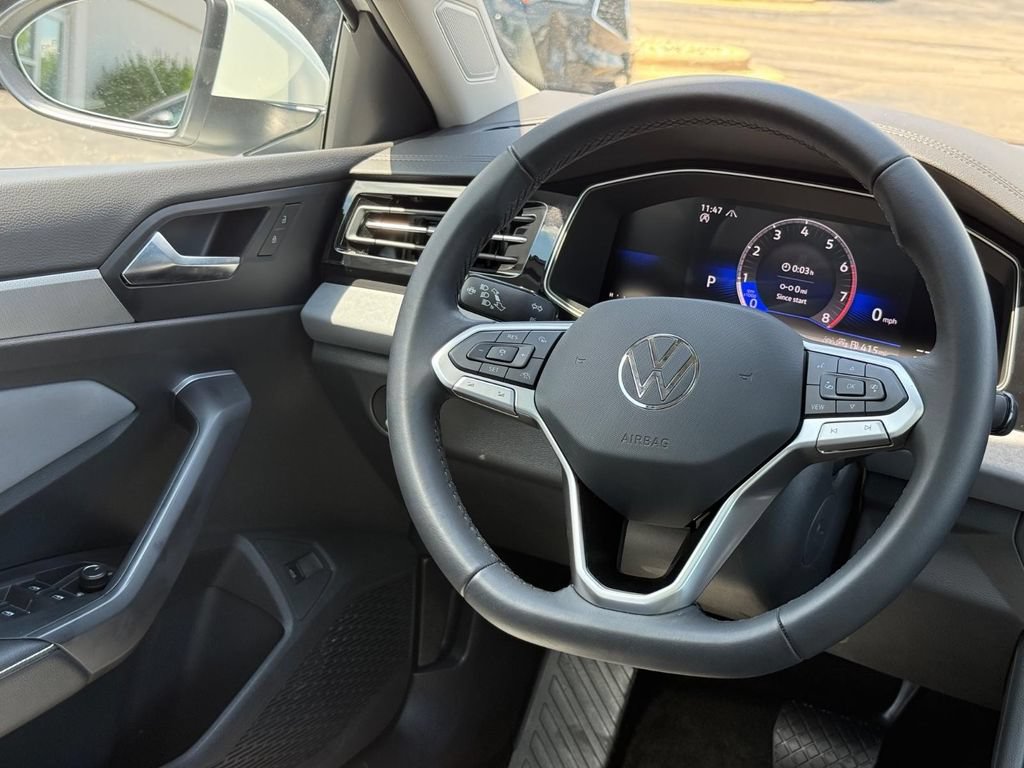 Used 2025 Volkswagen Jetta SE FWD image 14