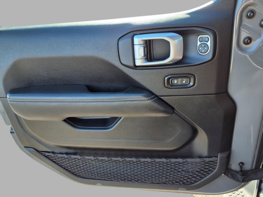 Used 2022 Jeep Wrangler Unlimited Sahara image 16