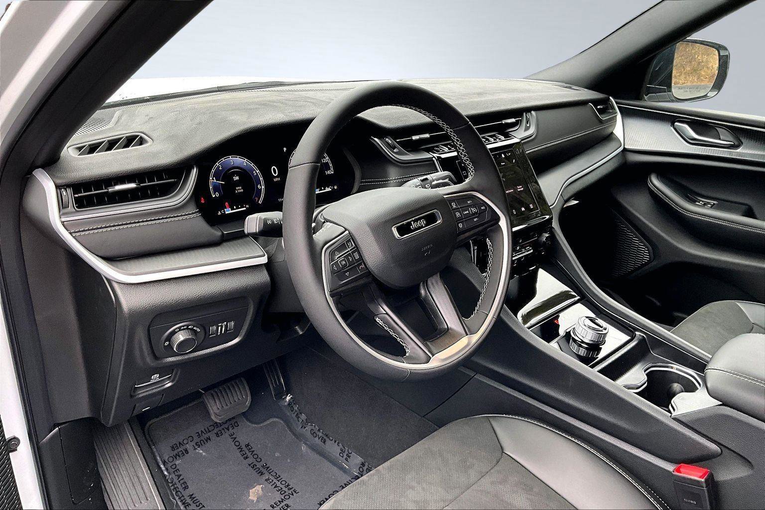 New 2025 Jeep Grand Cherokee Altitude image 7