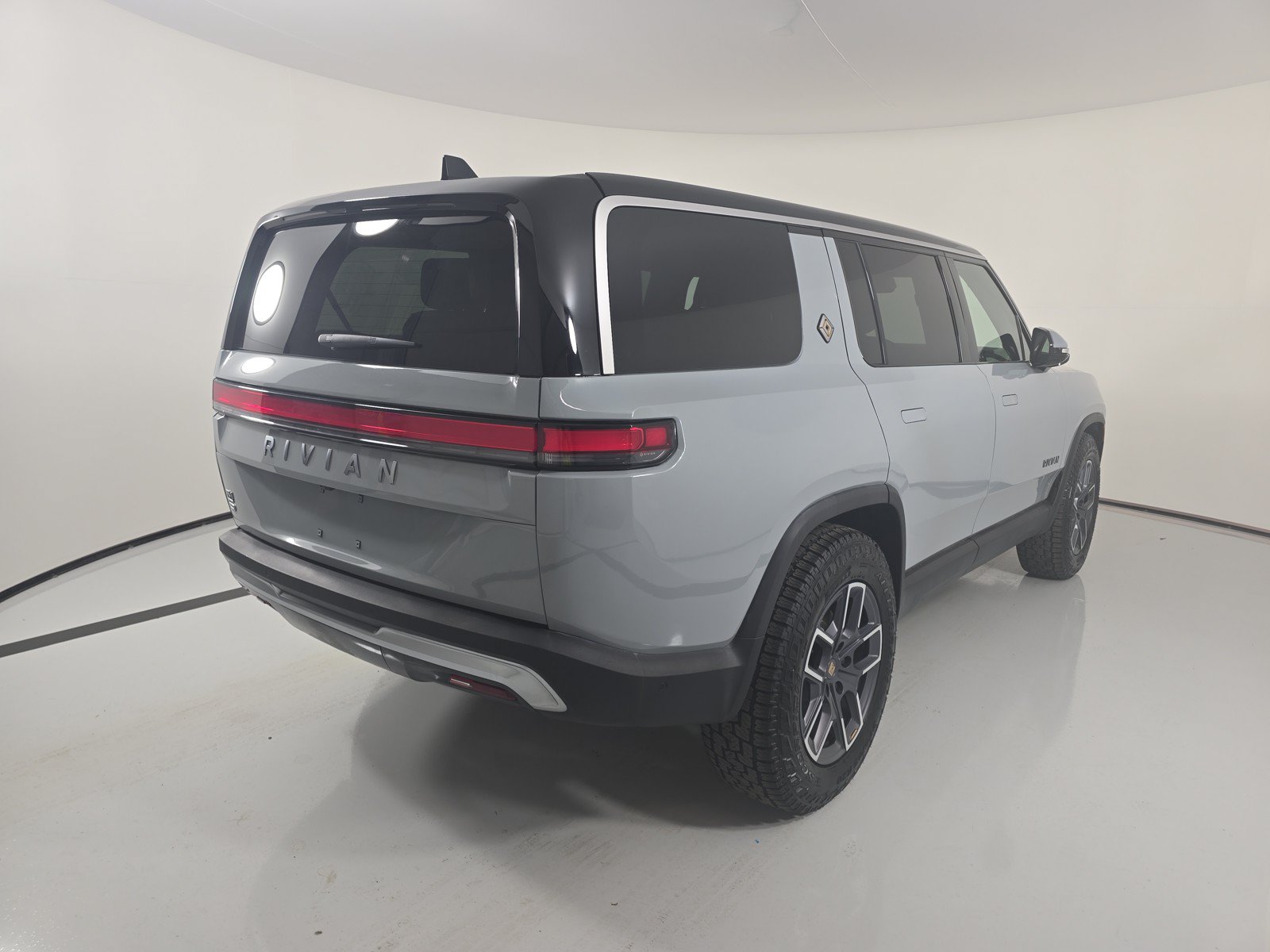 Used 2025 Rivian R1S Adventure AWD/4WD image 5