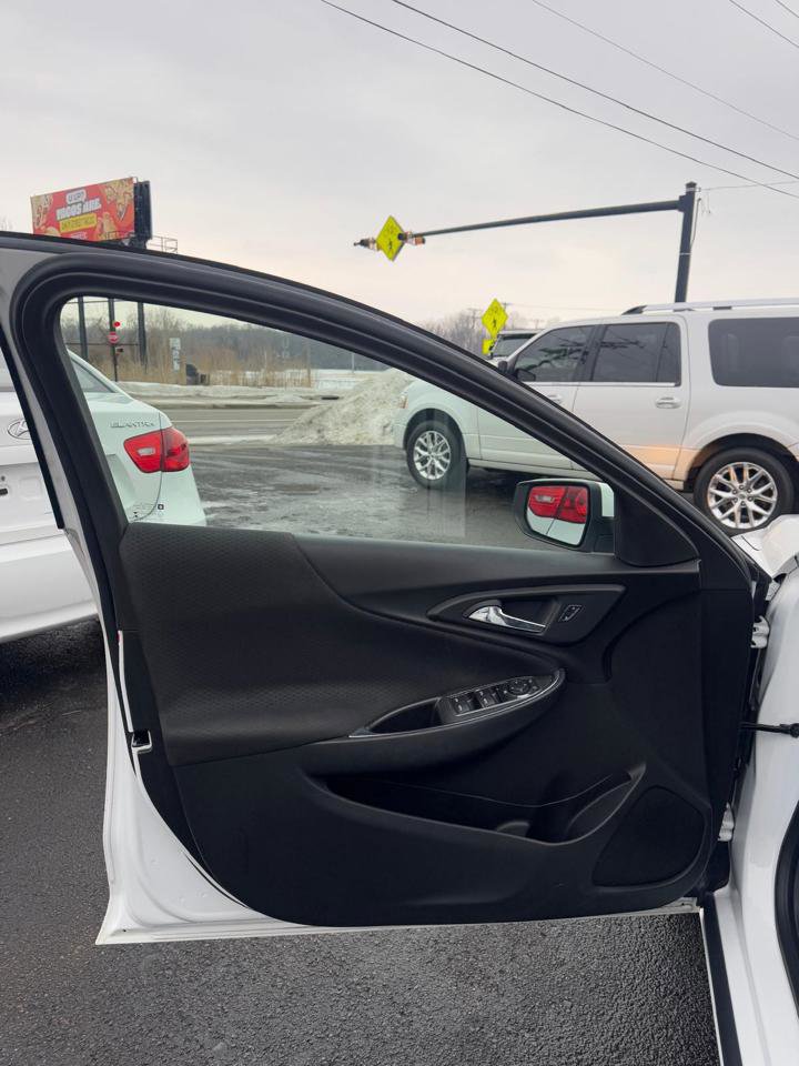 Used 2016 Chevrolet Malibu LT image 9