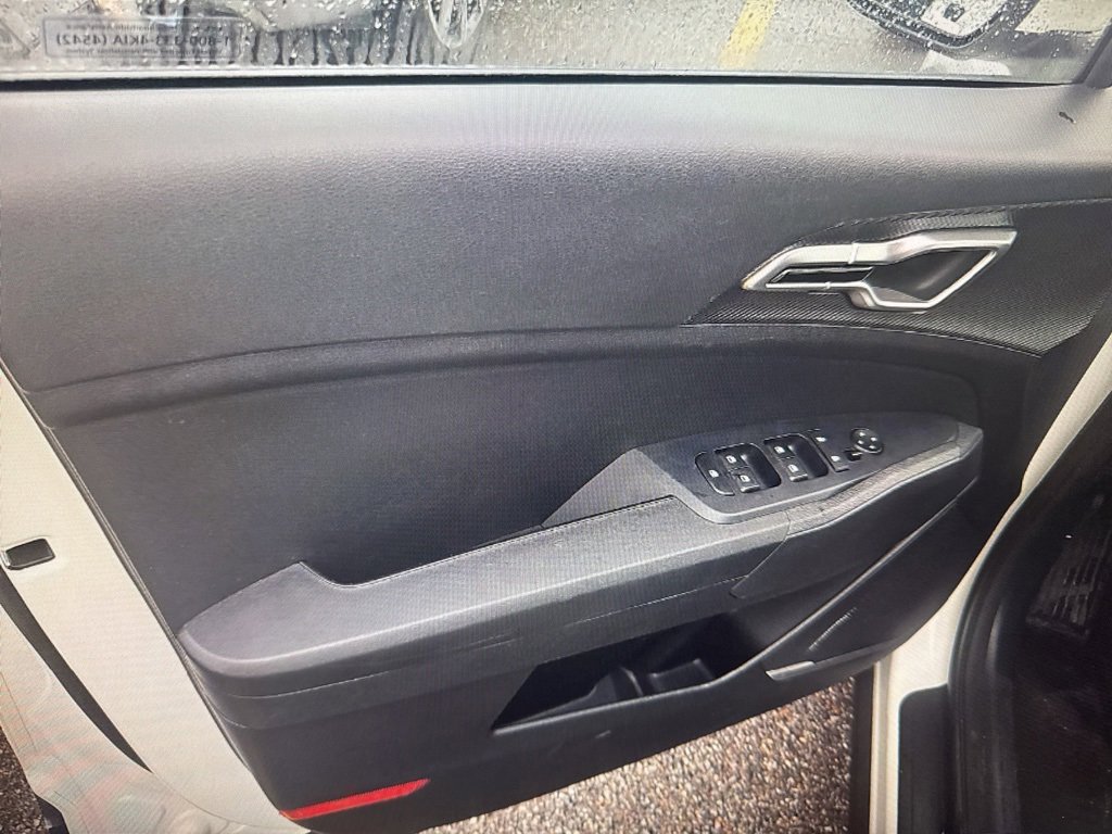 Used 2025 Kia Sportage LX image 9