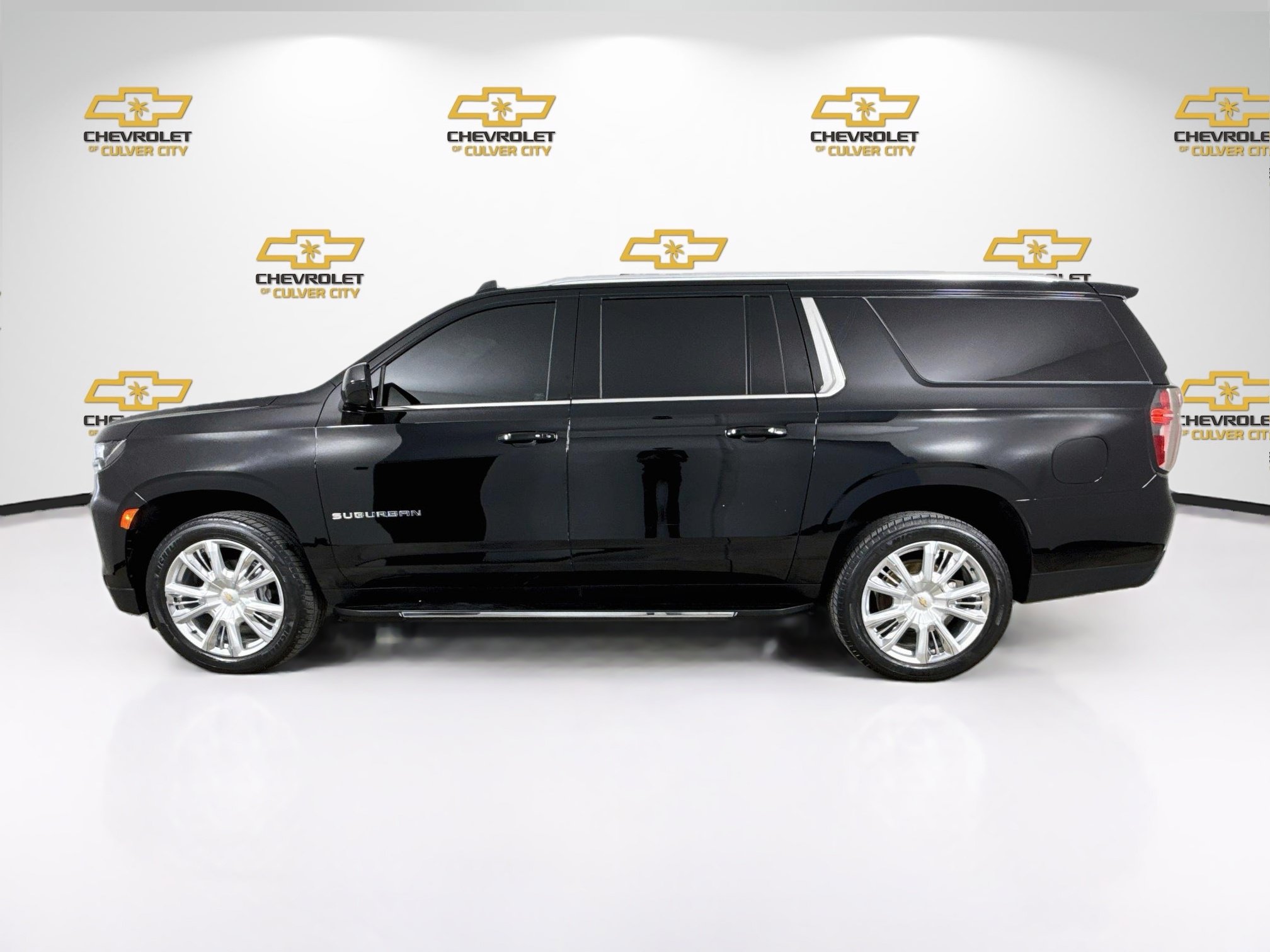 Used 2023 Chevrolet Suburban LS RWD image 5