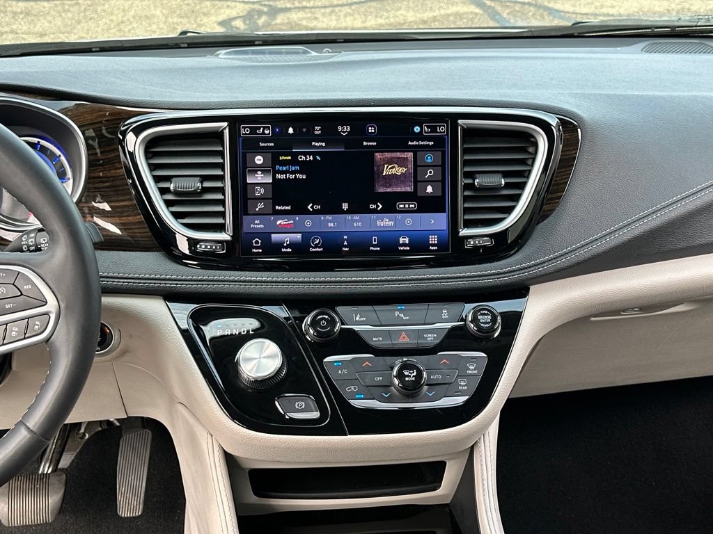 Used 2023 Chrysler Pacifica Limited FWD image 51