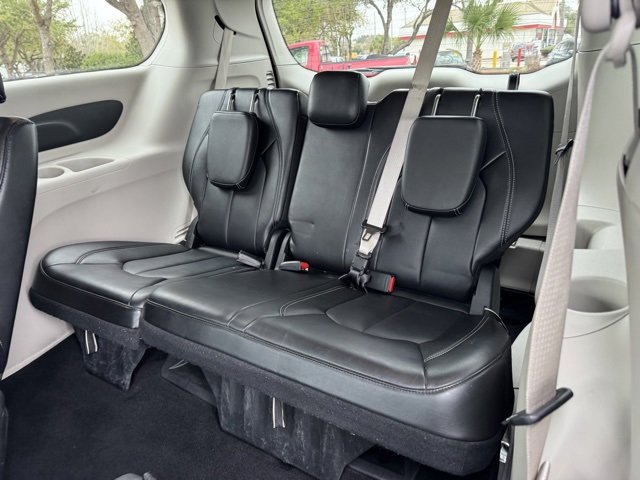 Used 2024 Chrysler Pacifica Touring-L image 14