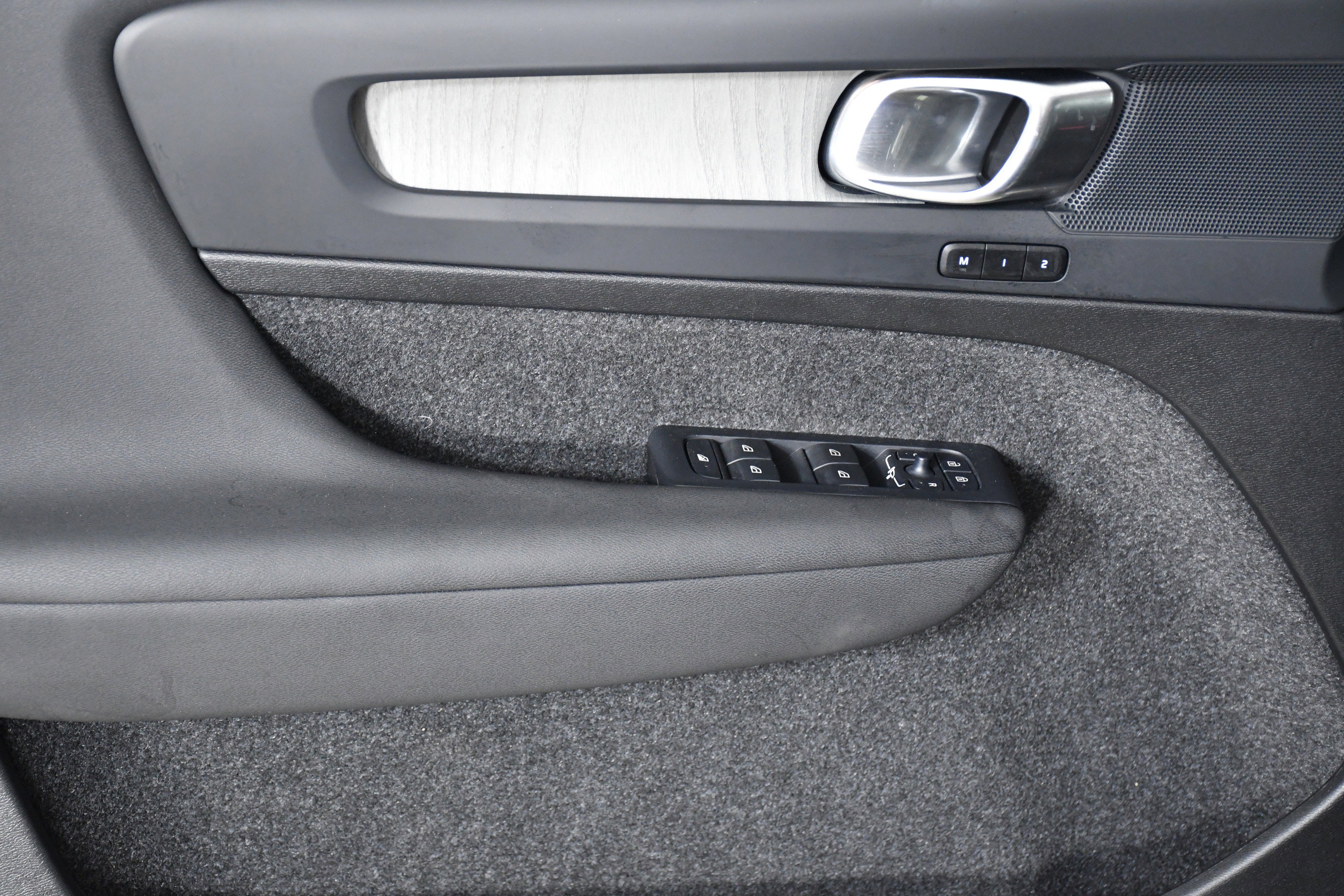 Used 2025 Volvo XC40 B5 Plus image 21