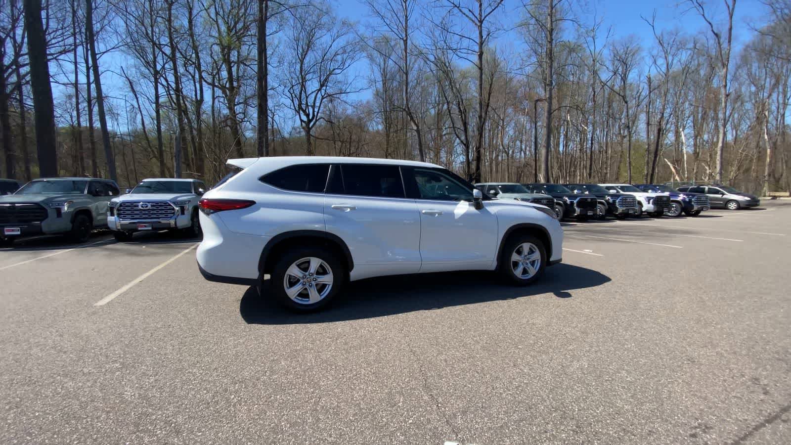 Used 2023 Toyota Highlander LE AWD/4WD image 9