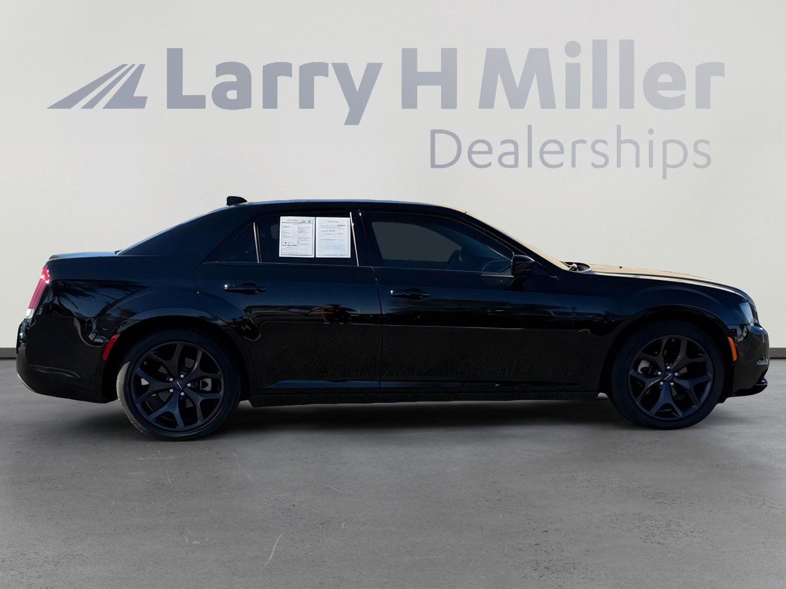 Used 2023 Chrysler 300 Touring w/ Sport Appearance Package image 7