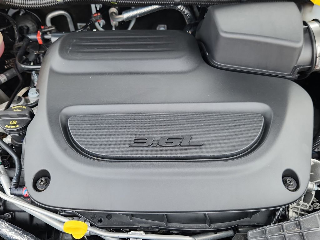 Used 2025 Chrysler Pacifica Select image 16