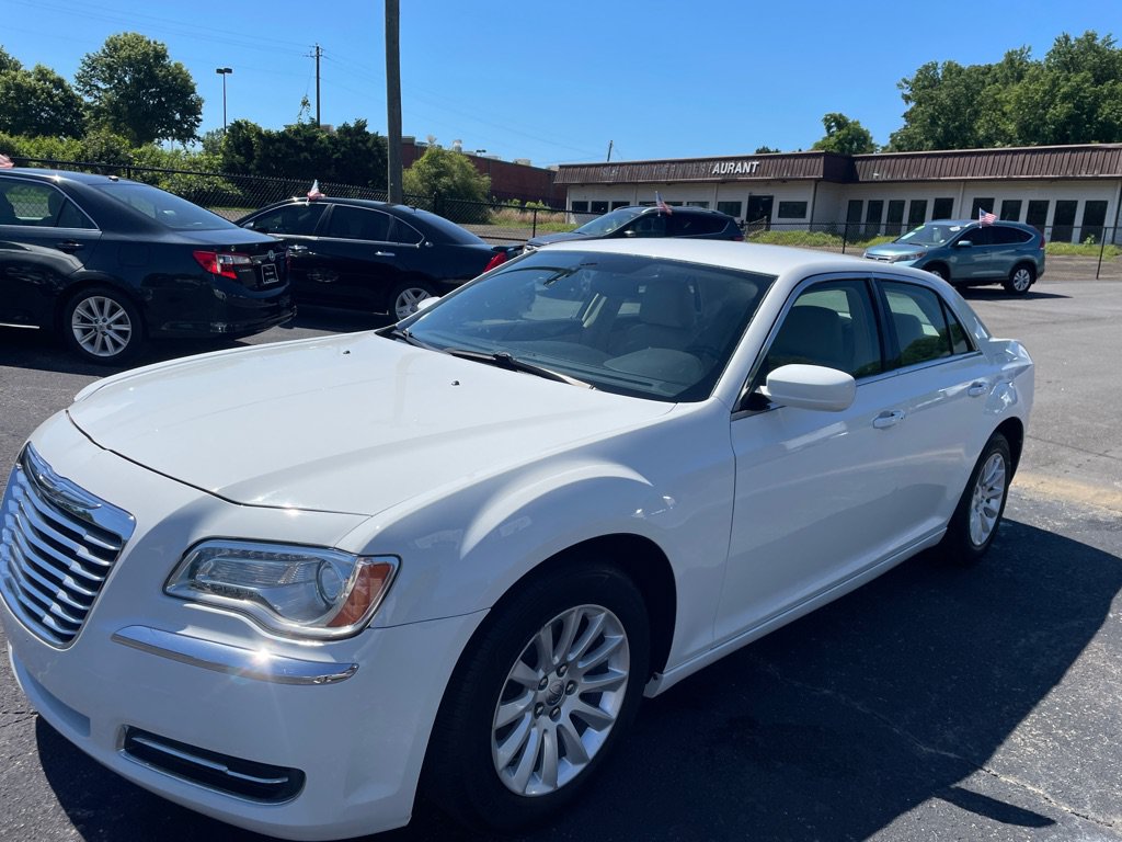 Used 2013 Chrysler 300 RWD image 2