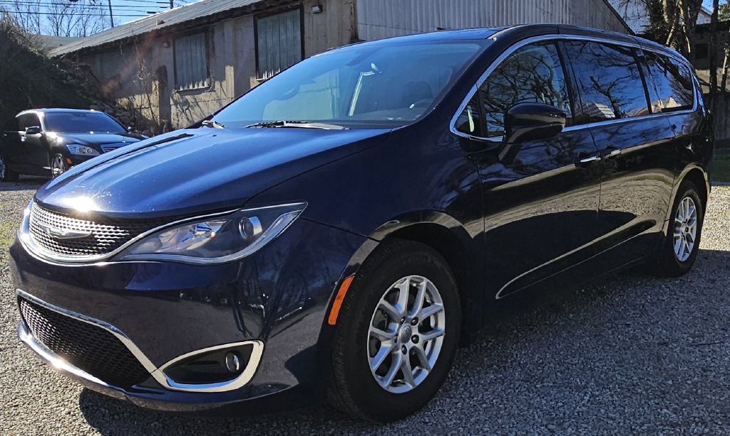 Used 2020 Chrysler Pacifica Touring image 2
