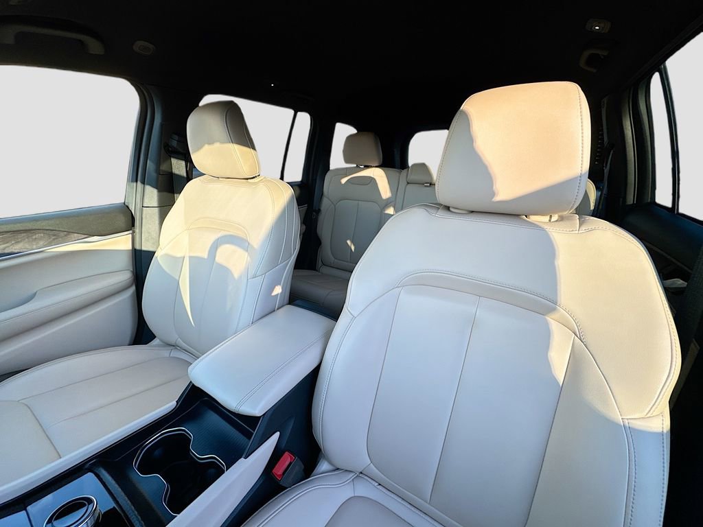 Used 2024 Jeep Grand Cherokee Limited image 19