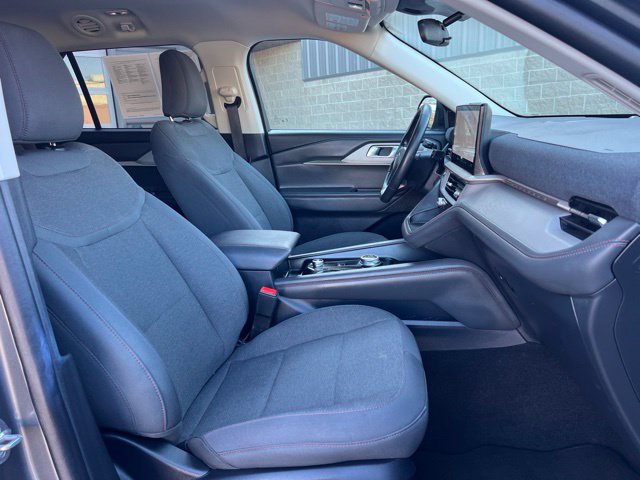 Used 2025 Ford Explorer Active AWD/4WD image 11