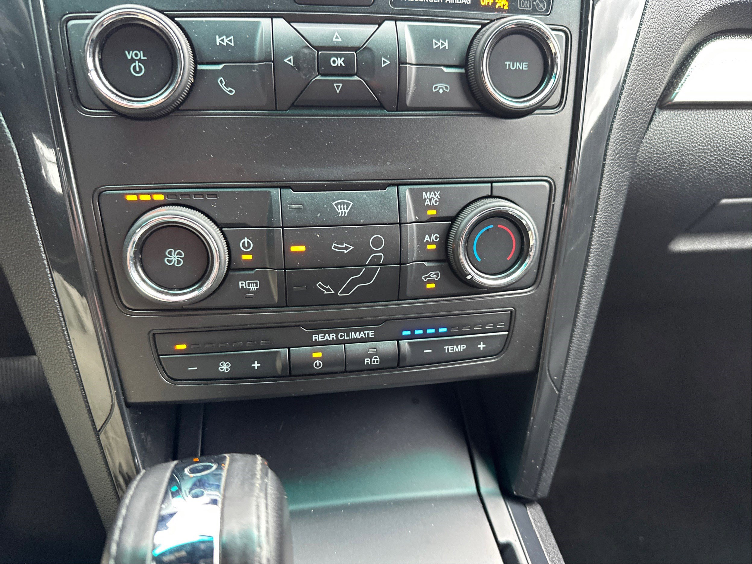 Used 2018 Ford Explorer XLT AWD/4WD image 30