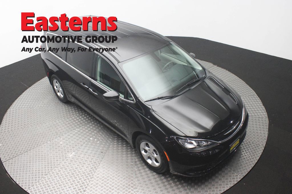 Used 2017 Chrysler Pacifica LX w/ Tire & Wheel Group FWD image 3