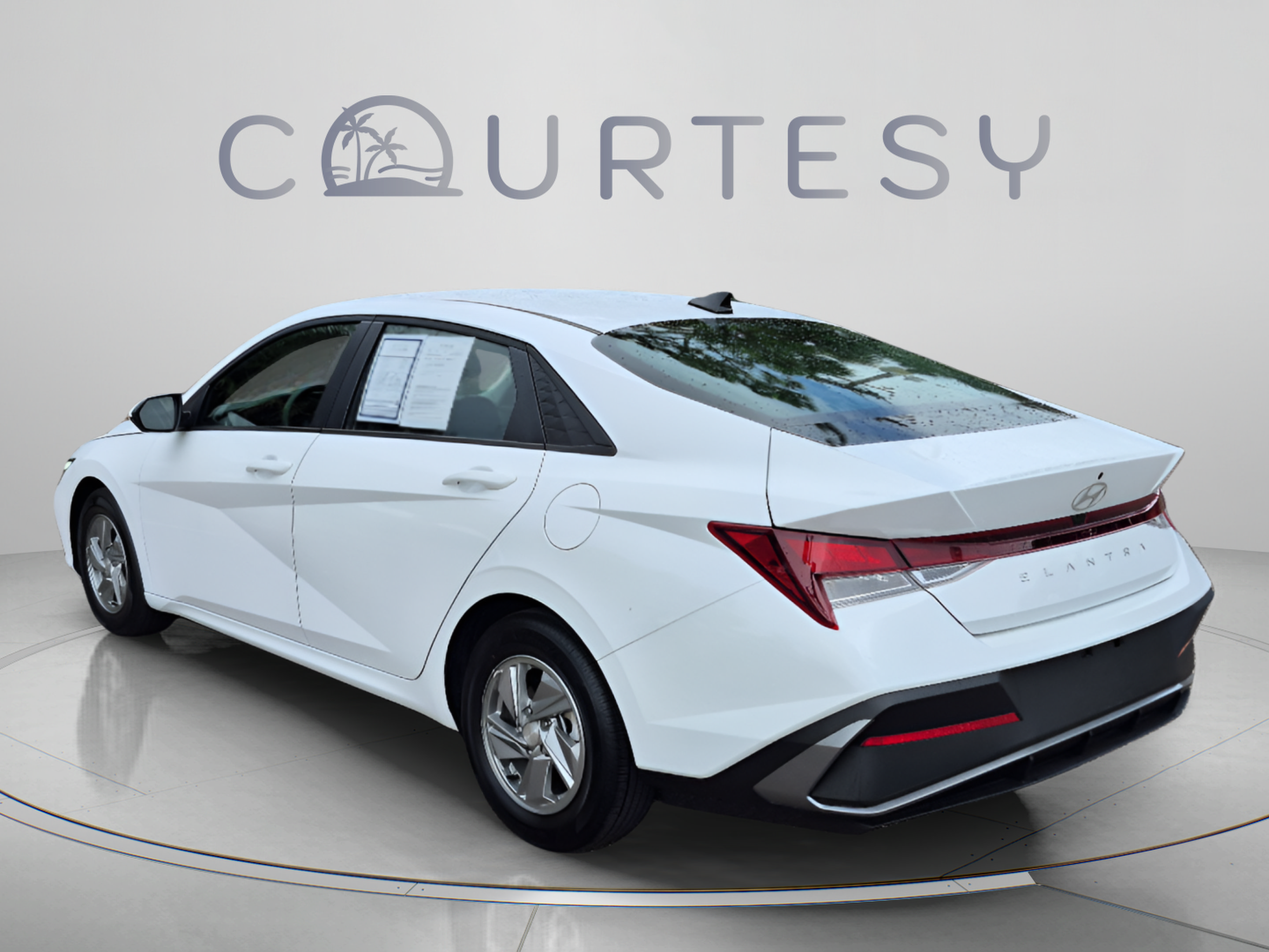 Used 2025 Hyundai Elantra SE FWD image 3