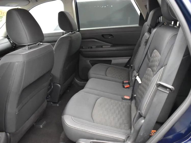 Used 2024 Nissan Pathfinder SV FWD image 15