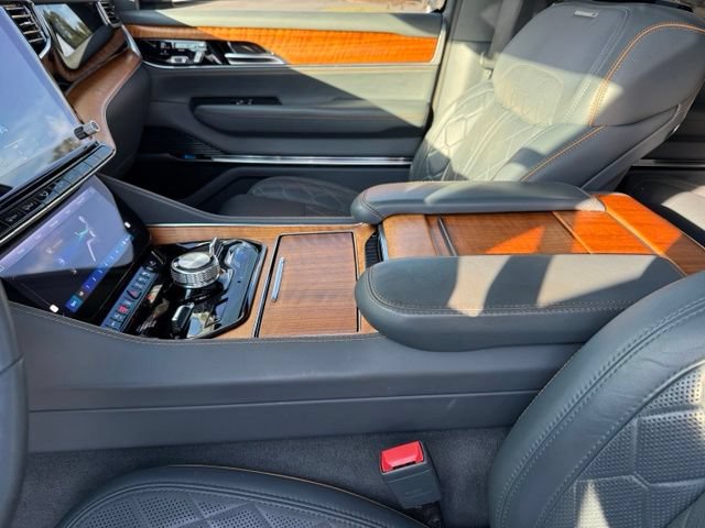 Used 2023 Jeep Grand Wagoneer Series III AWD/4WD image 23