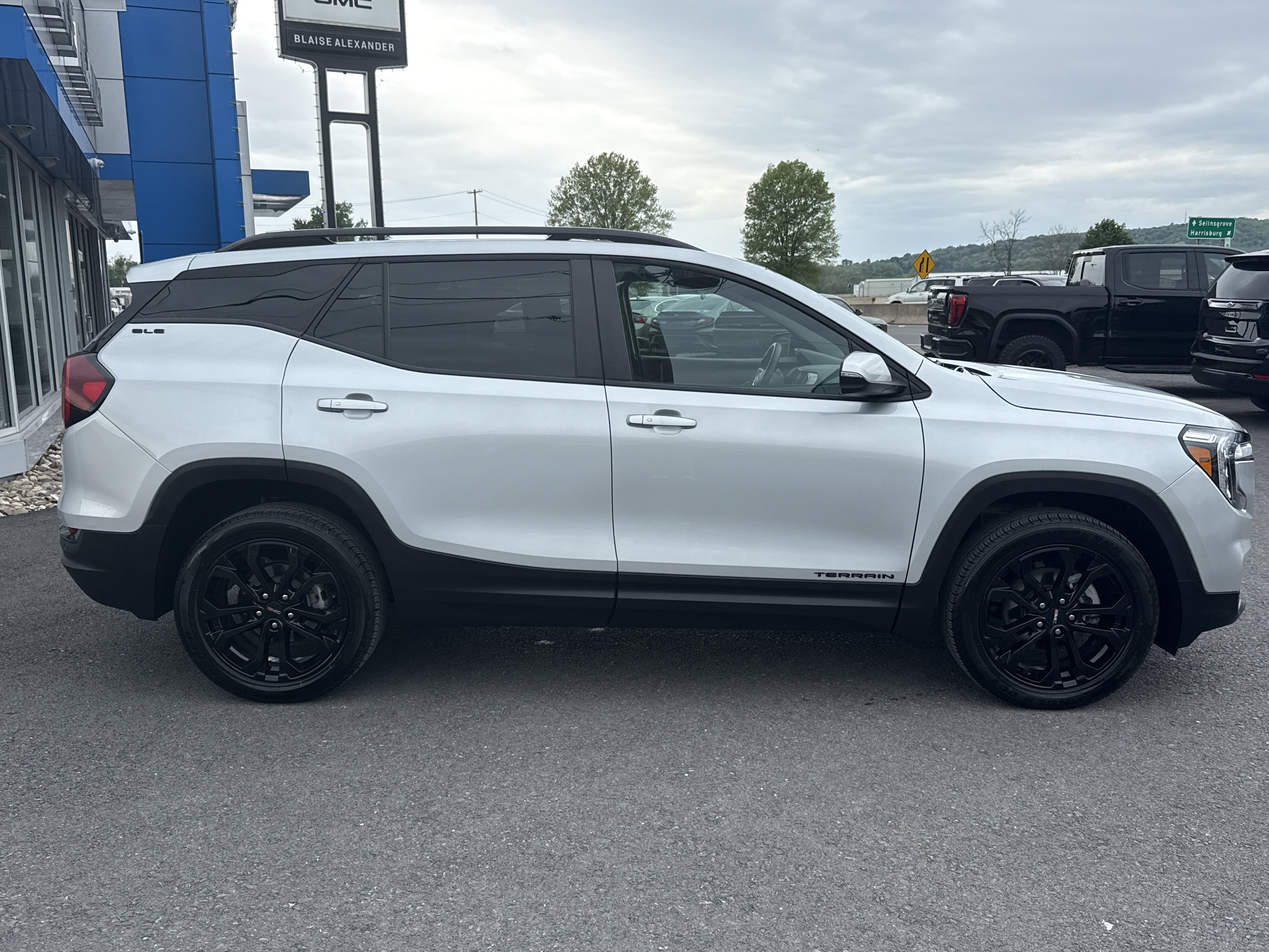 Used 2022 GMC Terrain SLE w/ Driver Convenience Package AWD/4WD image 3