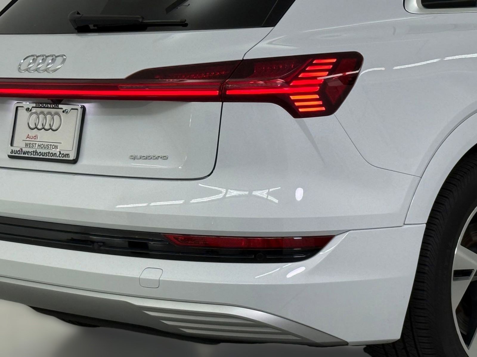 Used 2022 Audi e-tron Premium w/ Interior Protection Package image 12