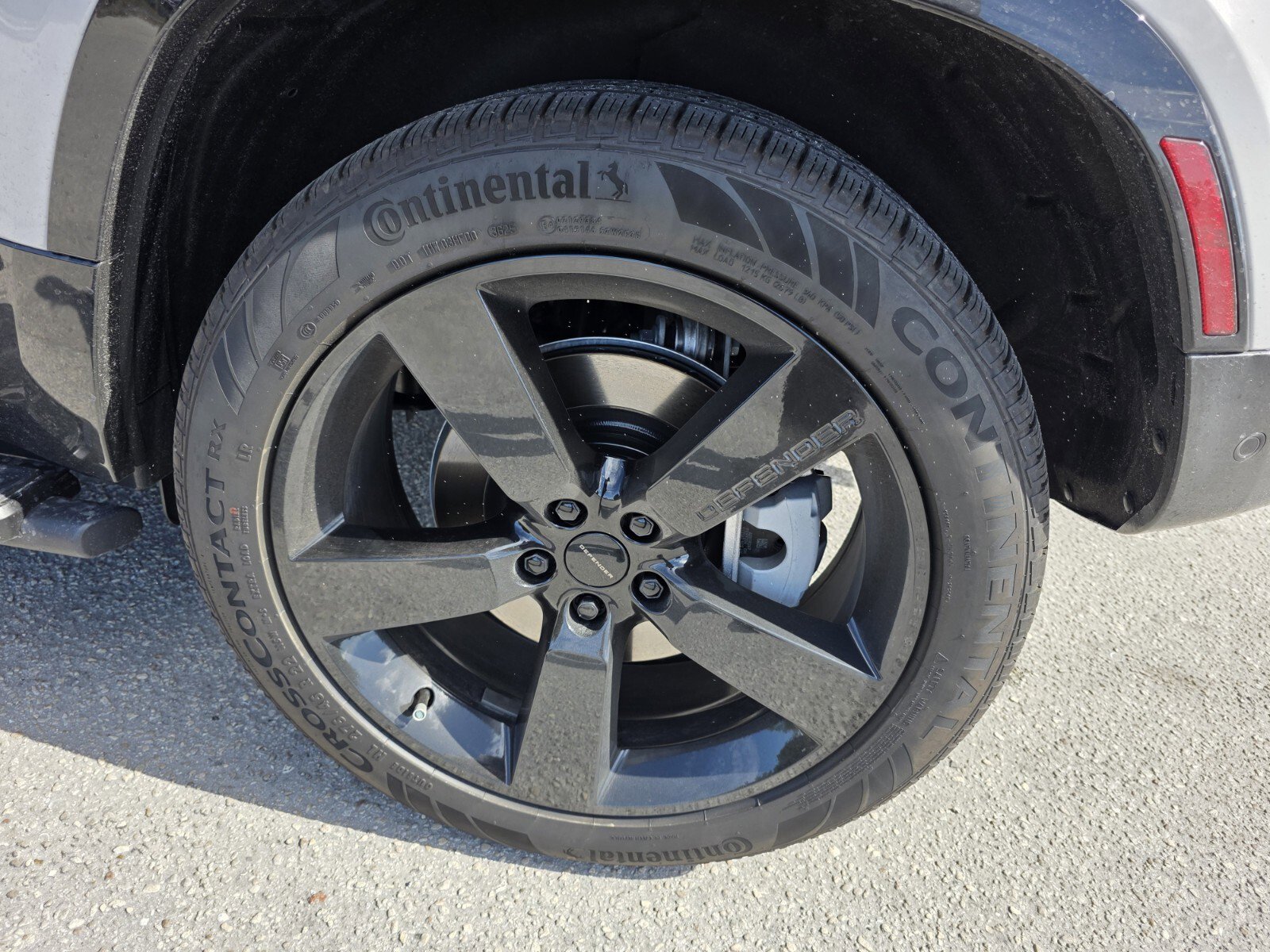 New 2026 Land Rover Defender 110 X-Dynamic SE image 9